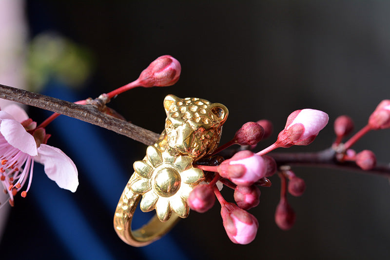 Leona en flor de oro